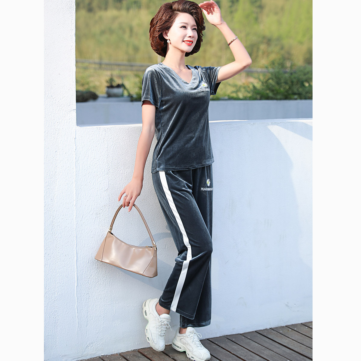 12449703.妈妈夏装两件套装宽松运动服中老年女短袖T恤洋气上衣服