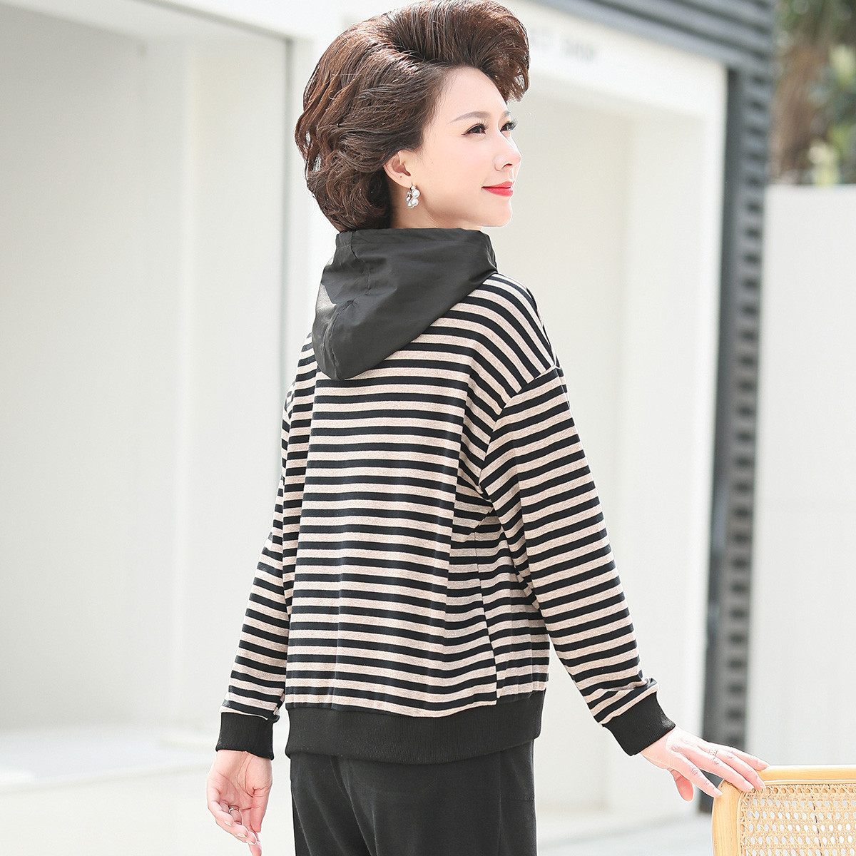 12459961.妈妈装条纹连帽卫衣薄中老年女春秋装时尚休闲上衣