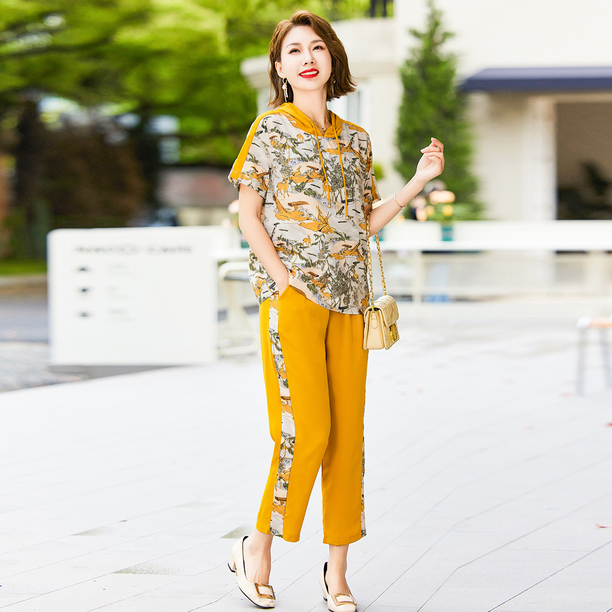 12455115.中老年妈妈夏季薄款短袖连帽上衣+休闲裤套装时尚中年女休闲套装