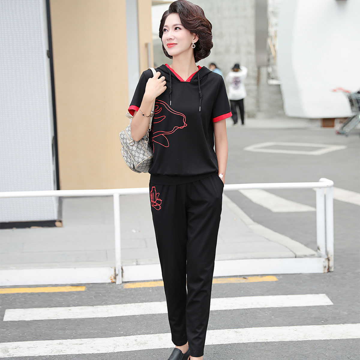 12455174.新款妈妈夏装中老年女装运动宽松两件套40岁50阔太太洋气高贵套装