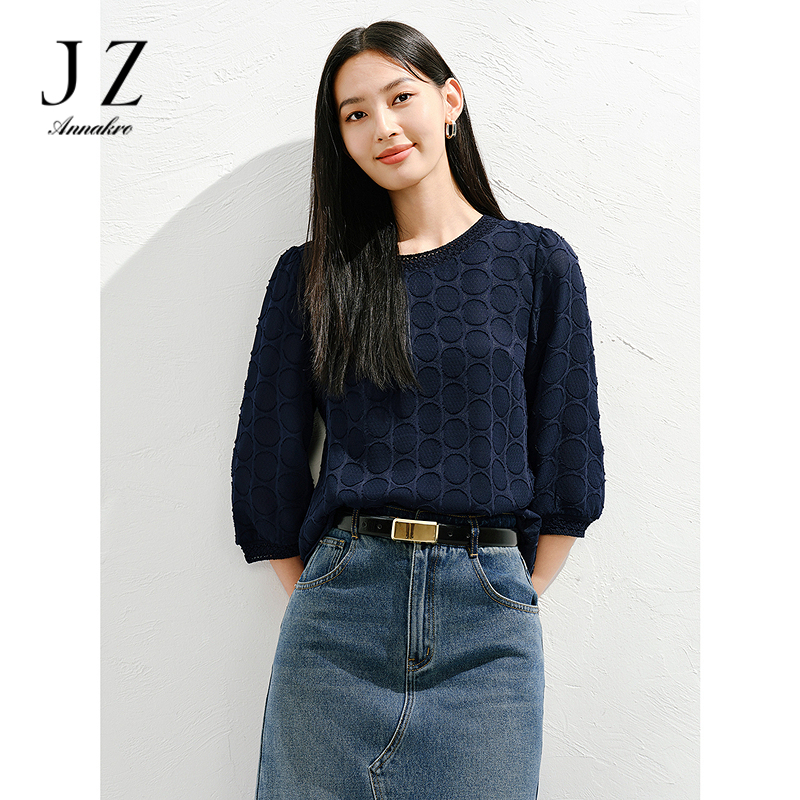 12473671.玖姿安娜蔻优雅通勤几何波点剪花中袖上衣女2025新款