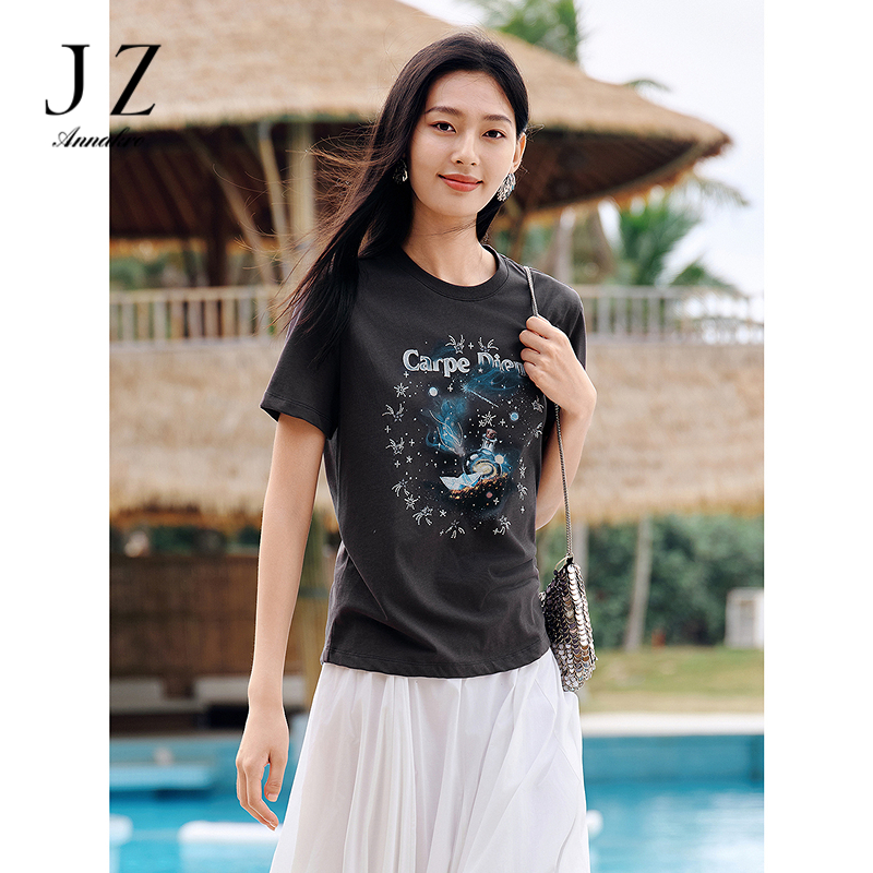 12472603.【瞬凉】玖姿安娜蔻个性星空印花烫钻圆领短袖T恤女2025夏季新款