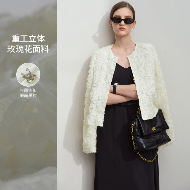 12517766.【优雅浪漫】新款立体玫瑰花圆领外套女钩扣短款箱型上衣