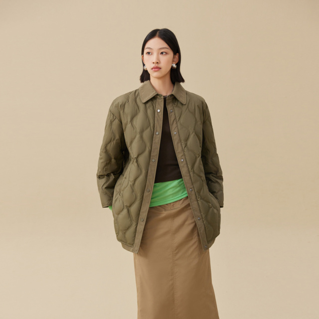 12491626.【商场同款】艾莱依随行系列时尚翻领轻羽绒短款外套衬衫式轻薄羽绒服女