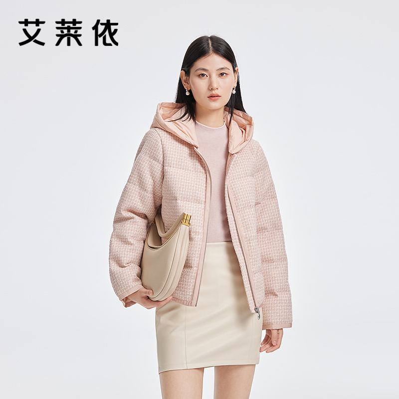 12491551.【商场同款】艾莱依小香风连帽粗花呢鸭绒质感短款羽绒服女