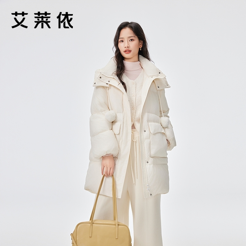 12491563.【商场同款】艾莱依百搭显瘦H版鸭绒服外套可爱毛球装饰羽绒服女中长款