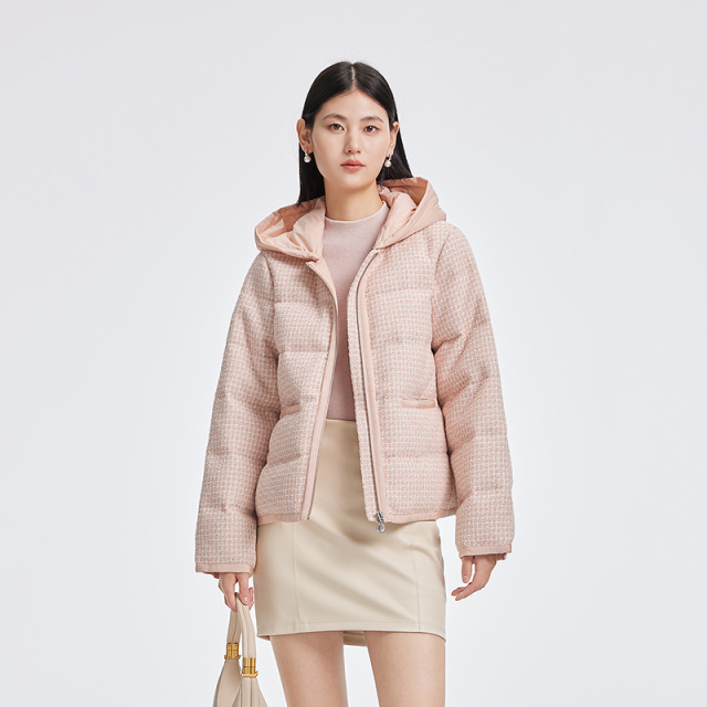 12491551.【商场同款】艾莱依小香风连帽粗花呢鸭绒质感短款羽绒服女