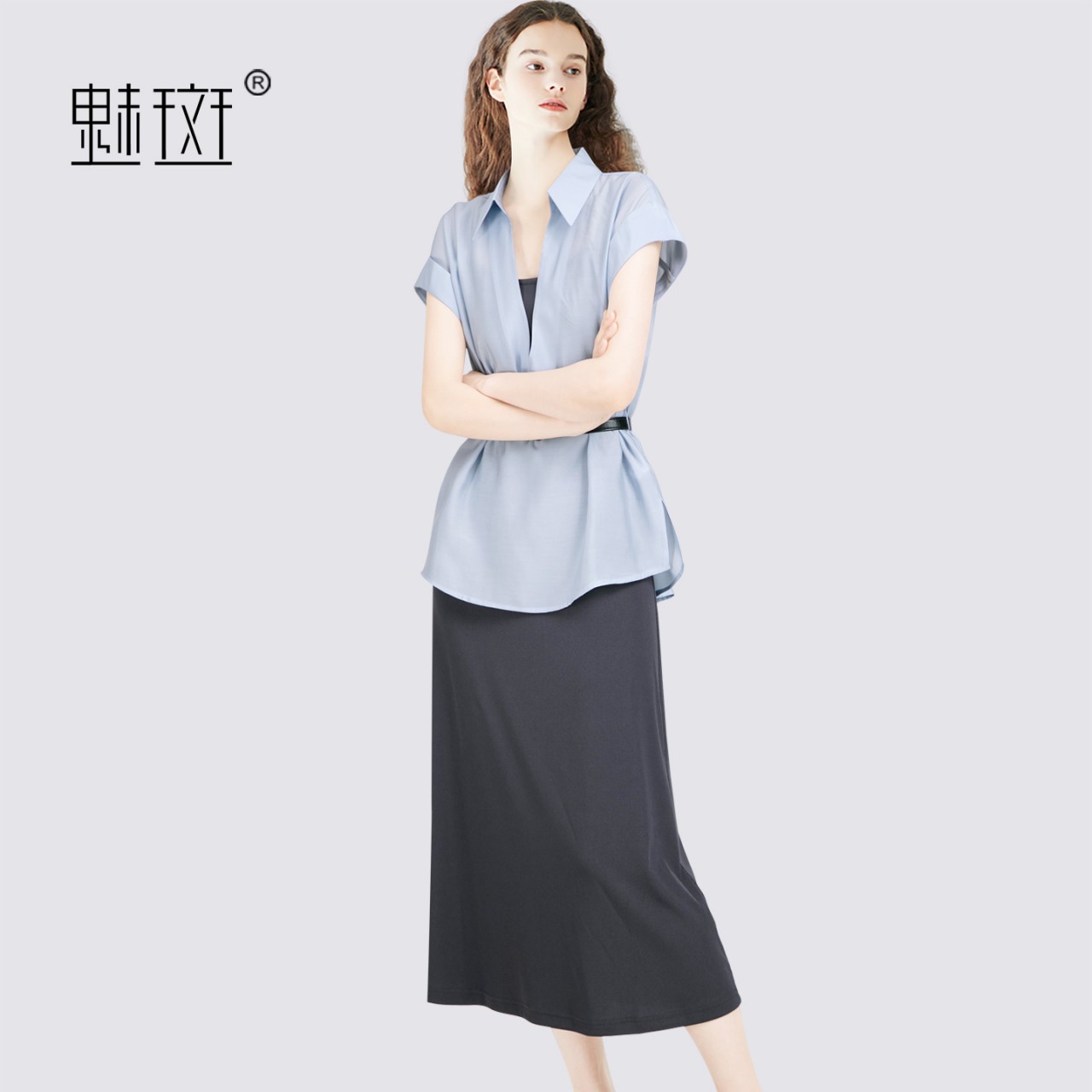 12521932.魅斑套装短袖V领衬衫吊带连衣裙两件套