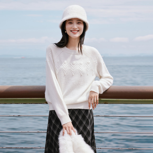 12599239.2025冬装套头针织衫女钉珠提花温柔风软糯圆领毛衣