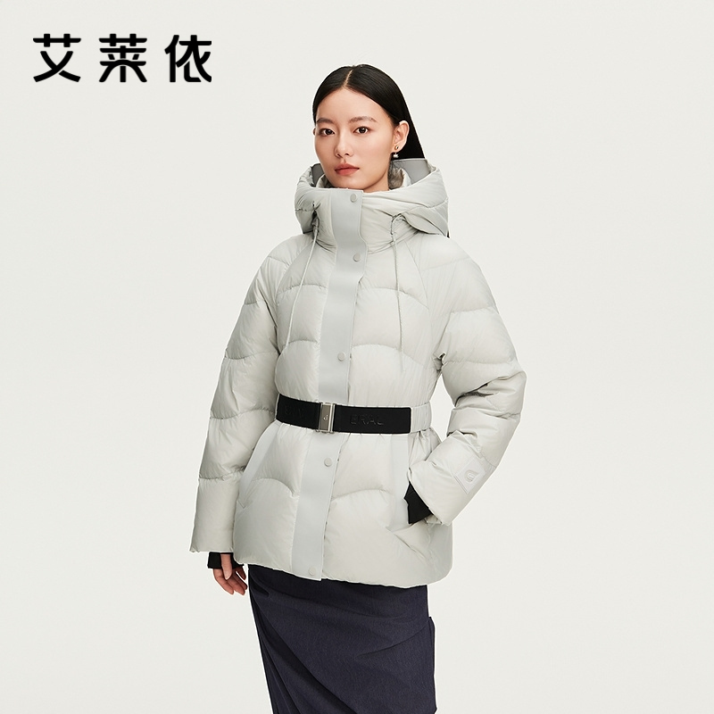 12669811.【商场同款】艾莱依形色系列休闲通勤连帽鹅绒服腰带收腰羽绒服外套女