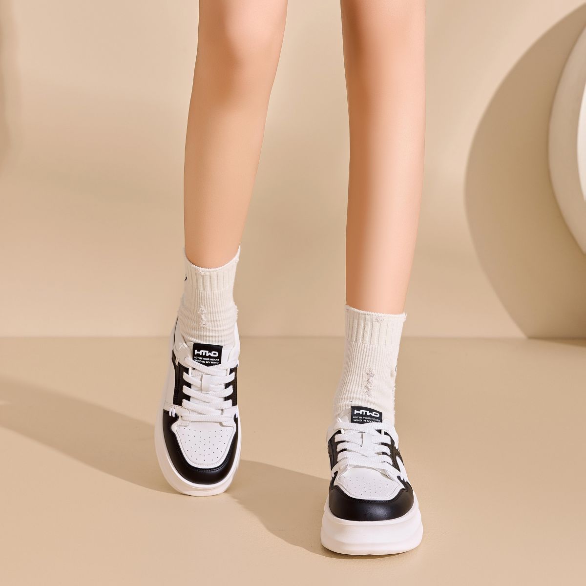 12768062.板鞋时尚舒适百搭厚底系带增高校园女休闲鞋