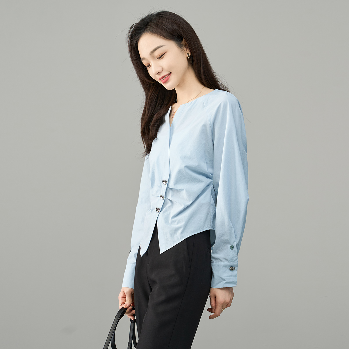 12786961.【娅丽达】设计感开叉蓝色长袖衬衫女捏褶收腰小衫
