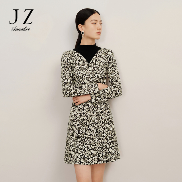 12809391.玖姿安娜蔻浪漫碎花显瘦半高领假两件落肩连衣裙女冬季新款