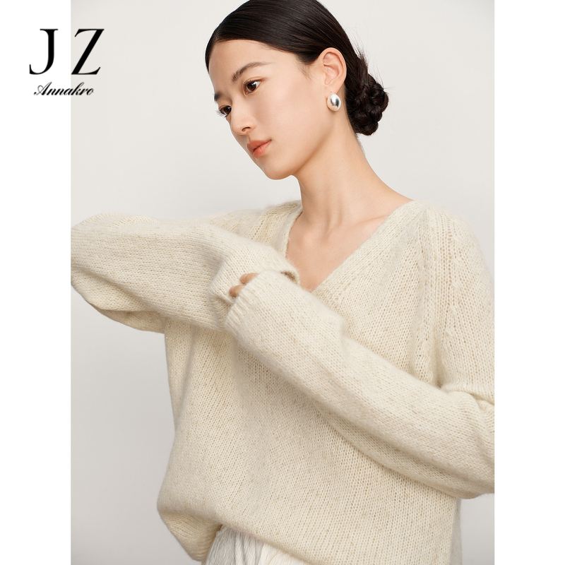 12815626.玖姿安娜蔻慵懒松弛感V领插肩羊毛长袖花纱毛衫女冬季新款