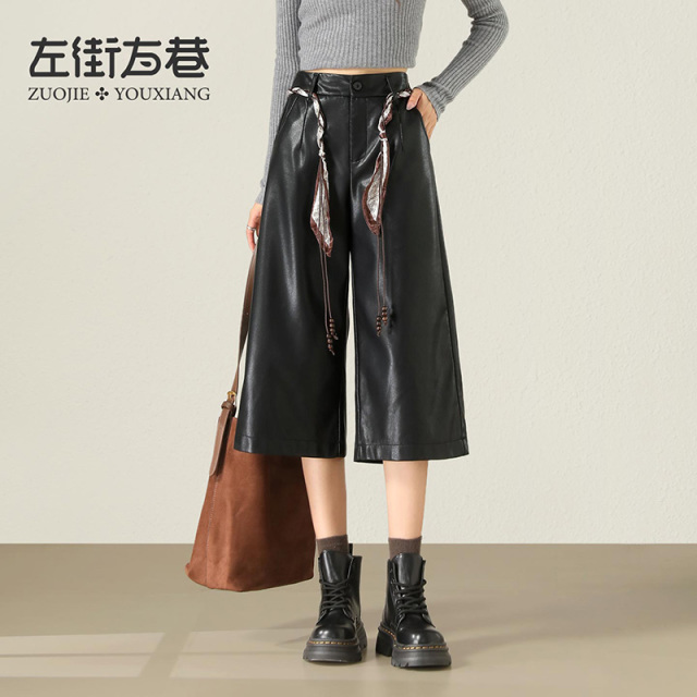 13001749.【左街右巷】仿蛋白皮潮酷pu皮裤小个七分直筒裤