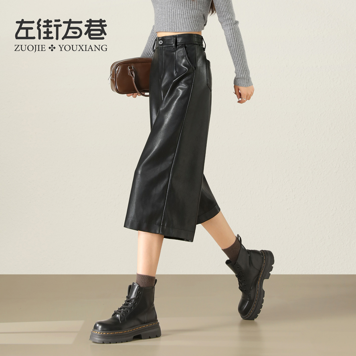 13001749.【左街右巷】仿蛋白皮潮酷pu皮裤小个七分直筒裤