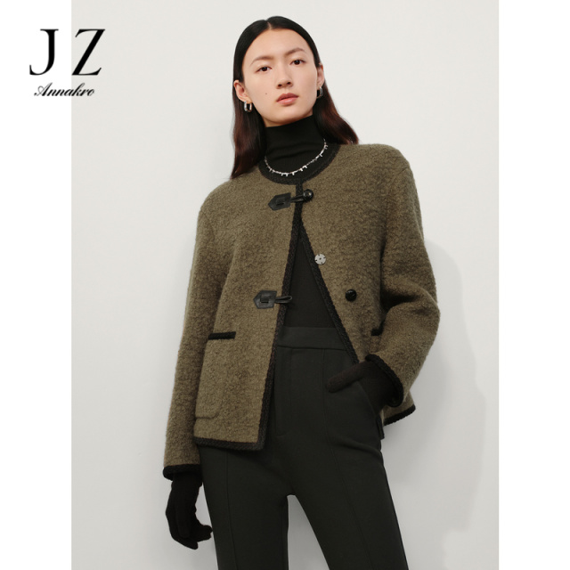 12888930.玖姿安娜蔻厚实休闲别致撞色圆领绵羊毛外套短大衣女冬季新款