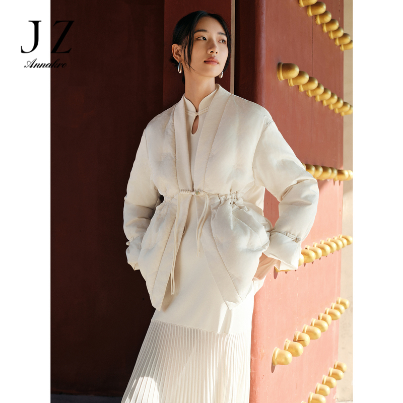 12887765.【雅韵系列】玖姿安娜蔻新中式盘扣提花白鸭绒羽绒女冬季新款