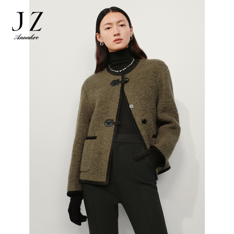 12888930.玖姿安娜蔻厚实休闲别致撞色圆领绵羊毛外套短大衣女冬季新款