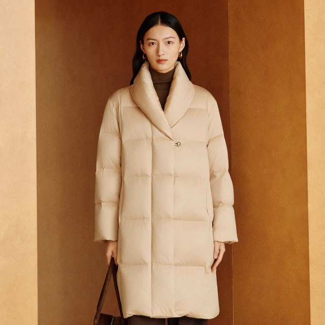 12994234.艾莱依秋冬羽绒服饱满交叉领高级复古金属扣点缀长款外套