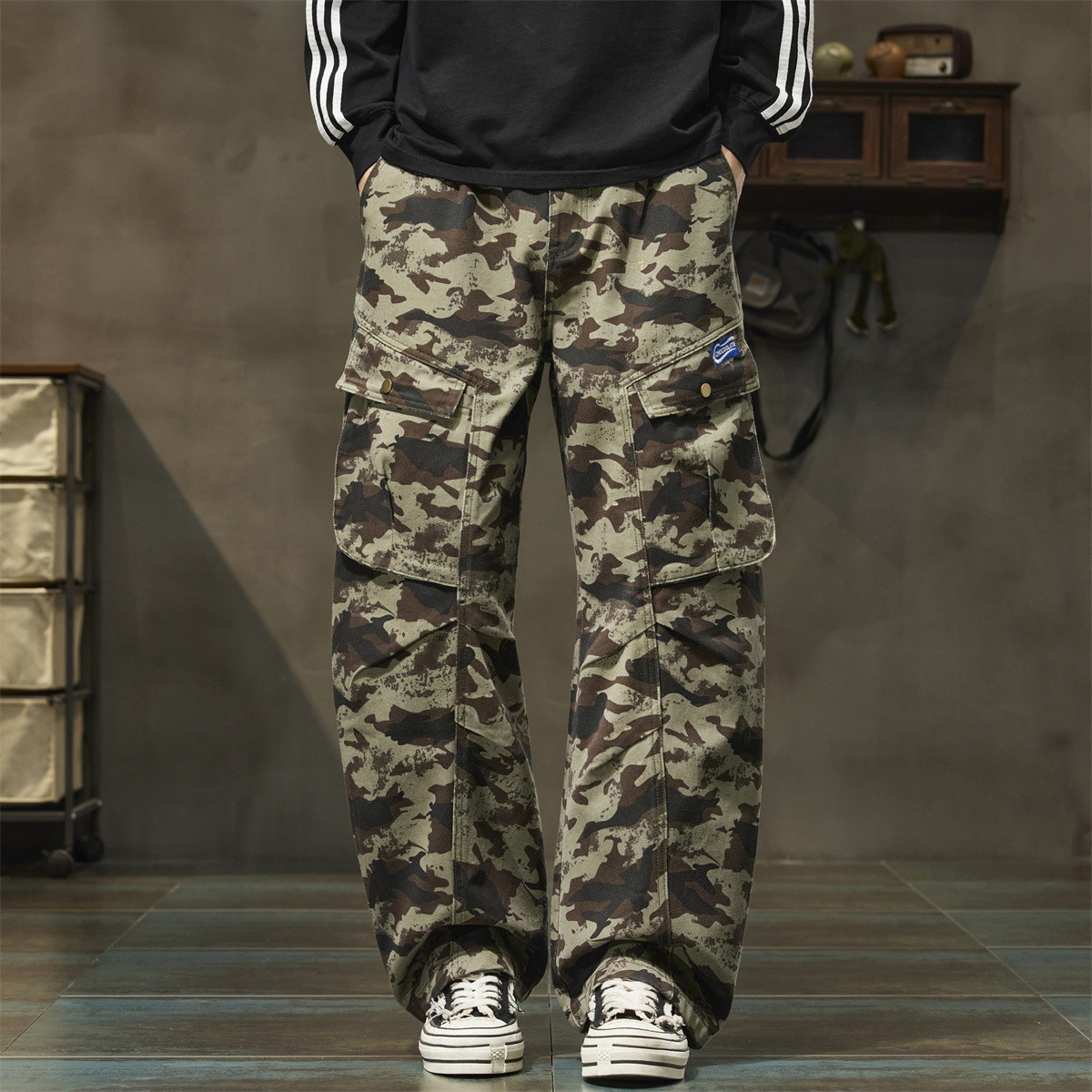 13706594.CHOCOOLATE迷彩撞色绣花拼接多口袋全棉弯刀牛仔裤男