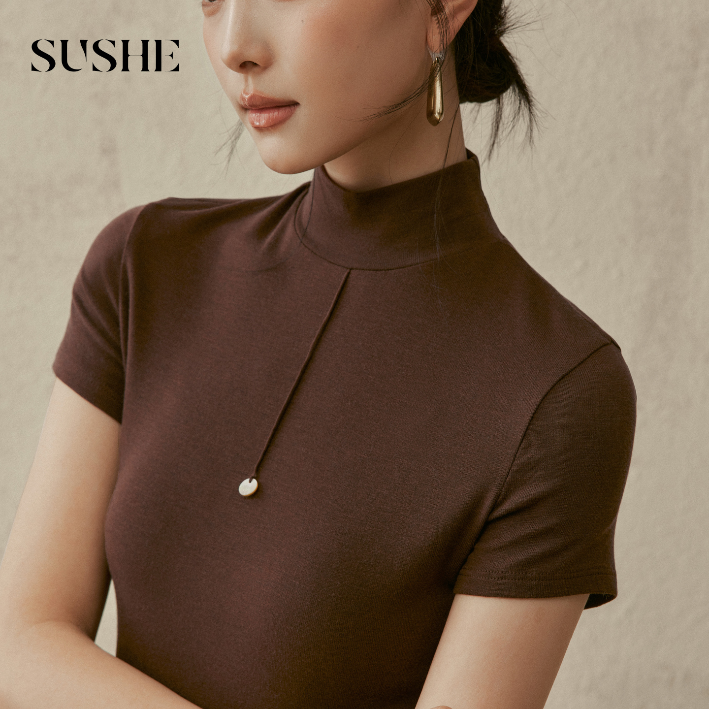 13127475.束皙SUSHE 柔弧 经典百搭 莱赛尔金属扣修身弹力半高领上衣女短袖