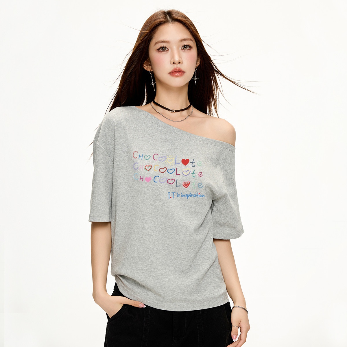 13713962.CHOCOOLATE字母印花慵懒风斜肩短袖t恤夏季露肩上衣女