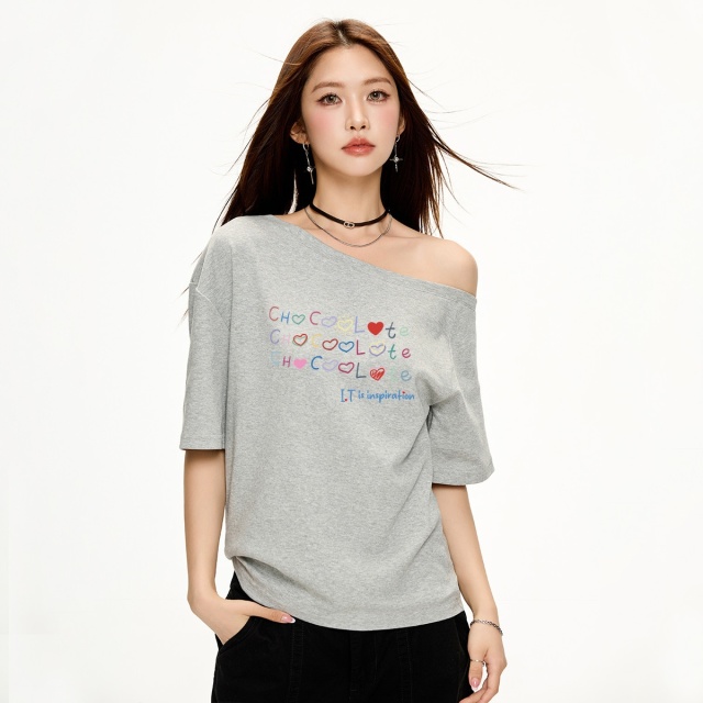 13713962.CHOCOOLATE字母印花慵懒风斜肩短袖t恤夏季露肩上衣女