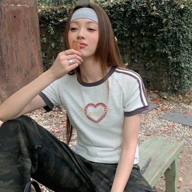13713888.CHOCOOLATE爱心印花夏季撞色圆领短袖t恤褶皱收腰上衣