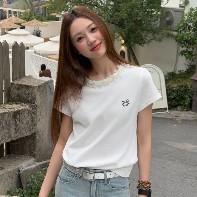 13713855.CHOCOOLATE夏季薄款小众设计花朵装饰短袖t恤女式上衣