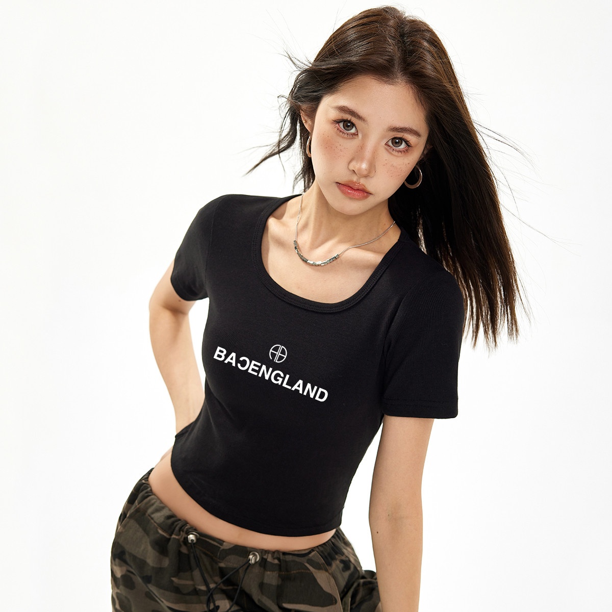 13714564.ccaabb夏季设计感字母印花方领短袖t恤别致辣妹风女式上衣