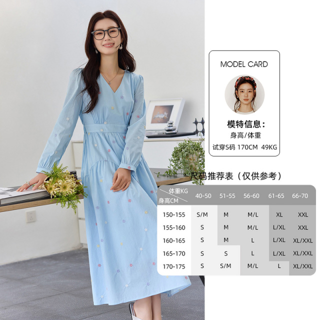 13175233.欧昵雪【温柔清新度假风裙子】时尚简约温柔V领绣花连衣裙女