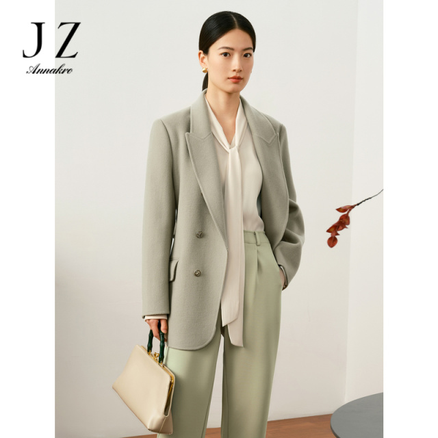 13188863.玖姿安娜蔻驳领长袖通勤日常商务金属装饰绵羊毛大衣女春秋新款
