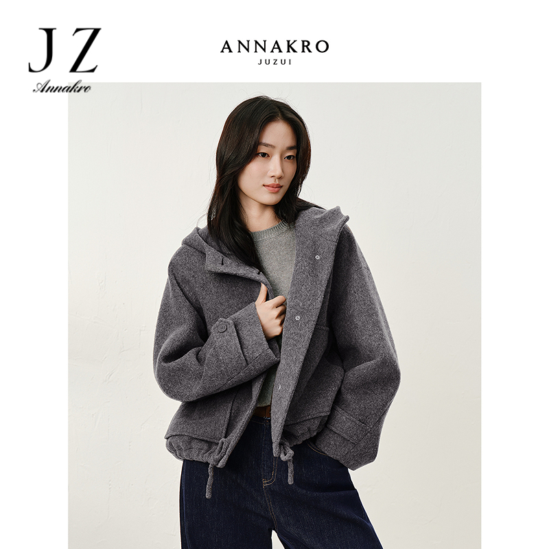 13188848.玖姿安娜蔻轻运动休闲风帽领落肩茧型羊毛大衣女春秋季新款