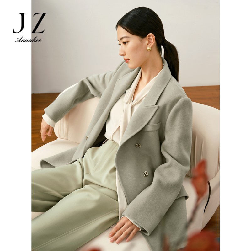13188863.玖姿安娜蔻驳领长袖通勤日常商务金属装饰绵羊毛大衣女春秋新款