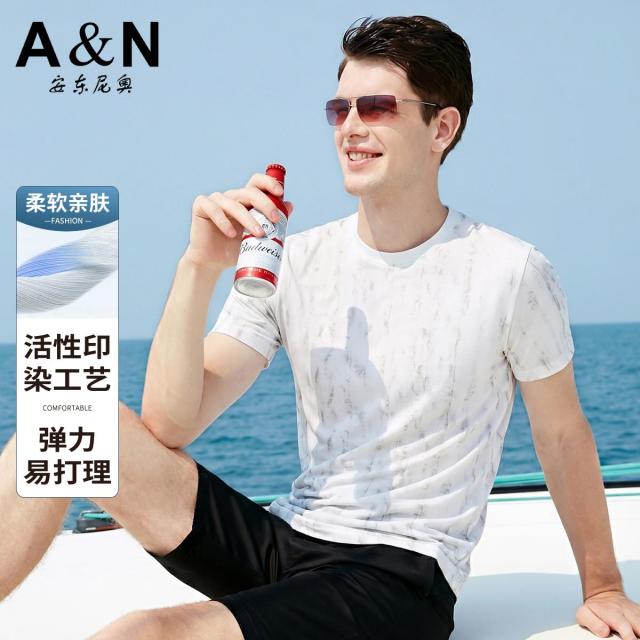 13217908.【锦氨&弹力易打理】微阔版型夏季男式短袖圆领T恤透气时尚印花