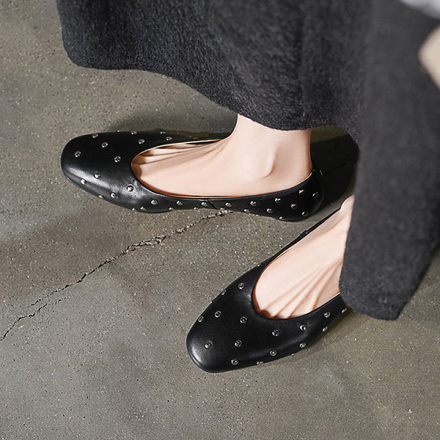 13228968.Hanychen牛皮早春新款时髦铆钉装饰方头浅口单鞋百搭平底鞋女