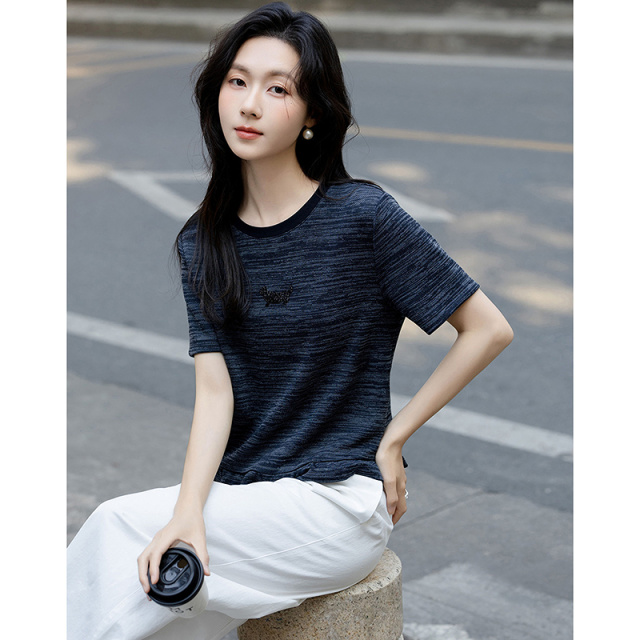 13233490.【烫钻小狗】夏季简约风撞色圆领短袖弹力显瘦藏肉t恤女高级感