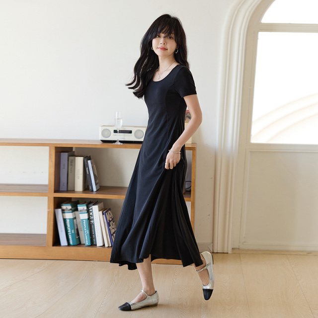 13232673.【赫本小黑裙】夏季都市简约带胸垫圆领收腰含莱赛尔长款女连衣裙