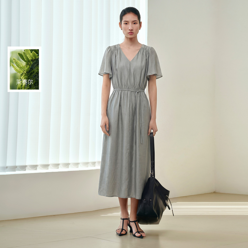 13245819.【莱赛尔】三彩丽雪leisure2026夏季新款V领收腰连衣裙A字长裙女