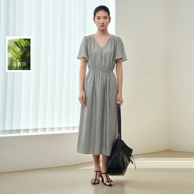 13245819.【莱赛尔】三彩丽雪leisure2026夏季新款V领收腰连衣裙A字长裙女