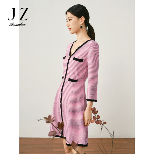 13265987.玖姿安娜蔻小香风V领X型收腰套头毛衫针织连衣裙女秋季新款