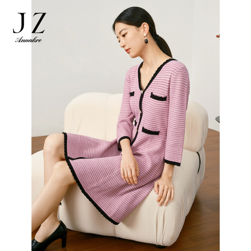 13265987.玖姿安娜蔻小香风V领X型收腰套头毛衫针织连衣裙女秋季新款