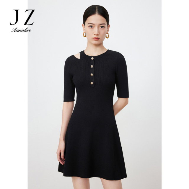 13266177.JZ玖姿露肩针织小黑裙女装春季新款显瘦纸片感毛衫连衣裙