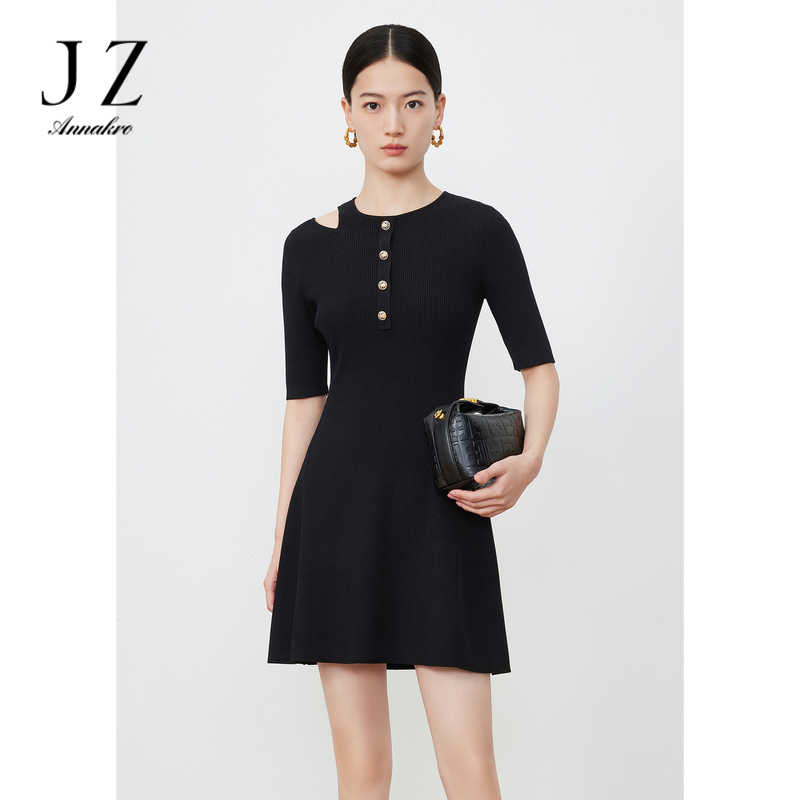 13266177.JZ玖姿露肩针织小黑裙女装春季新款显瘦纸片感毛衫连衣裙