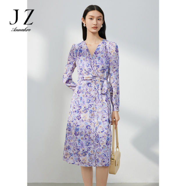 13266305.JZ玖姿几何印花雪纺连衣裙女装春季新款V褶皱茶歇裙子紫