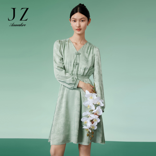 13266349.JZ玖姿缎面醋酸连衣裙女装春季新款肌理国风小众设计感裙子