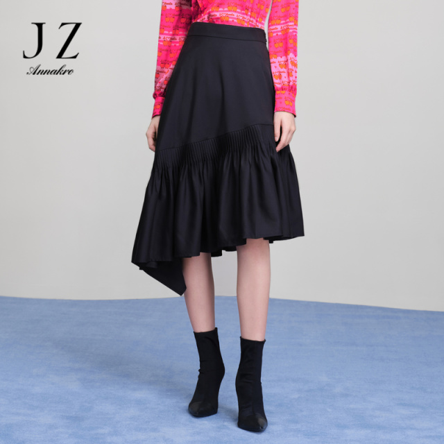13269201.JZ玖姿百褶半身裙女装春季新款斜裁显瘦小黑裙JWDC20110