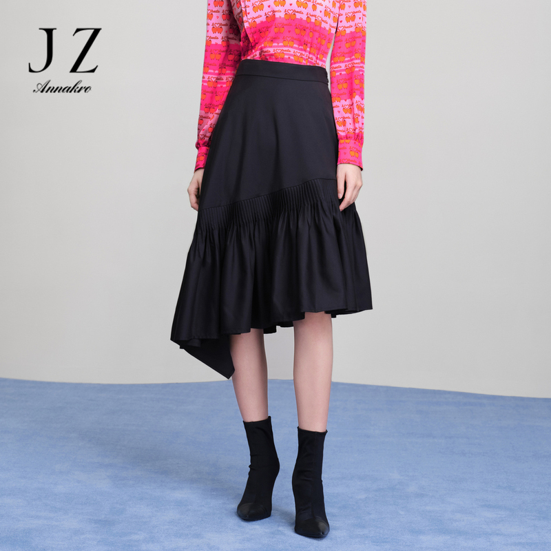 13269201.JZ玖姿百褶半身裙女装春季新款斜裁显瘦小黑裙JWDC20110