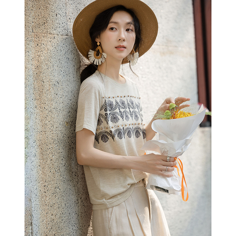 13287825.【素颜冷白皮】夏季民族风印花钉珠装饰短袖显瘦藏肉t恤女高级感